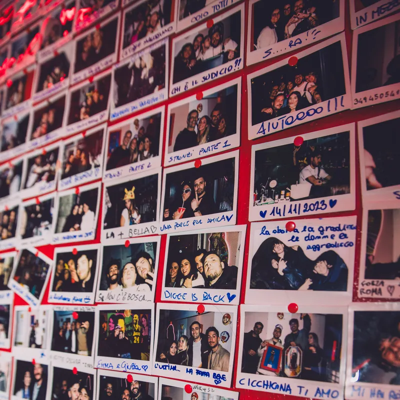 La parete Polaroid del 7COINS: centinaia di foto di serata con dediche scritte a mano