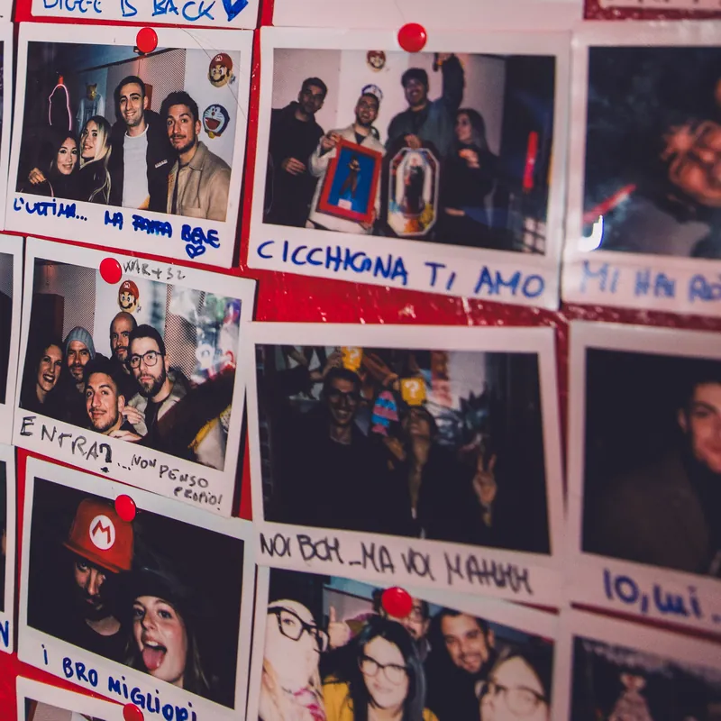 Dettaglio della parete Polaroid con dediche come «Cicchigna ti amo» e «I bro migliori»